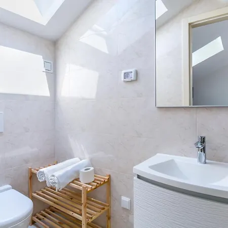 Nevia - B7 - Mpolo Appartement *