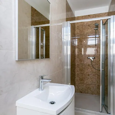 Nevia - B7 - Mpolo Apartment